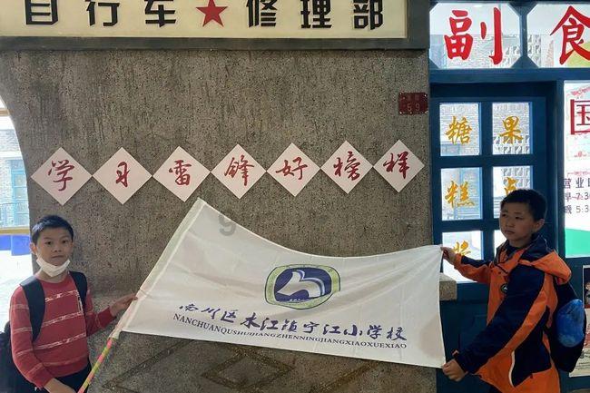 程晓玥晒女儿游泳,胖豆抓着爸爸不放手,吴千语猛夸小宝贝可爱